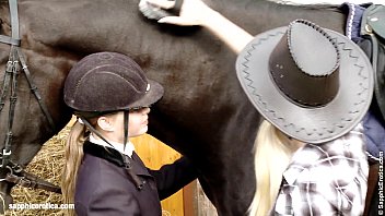 アネタとミアはサッポー詩体の馬牧場でお互いに降りる