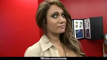 アマチュアの女の子は見知らぬ人からのセックスのために現金を受け入れる28