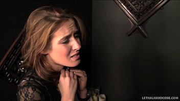 セクシーな十代のシーナショーは教会で巨根を吸う