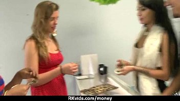 現金でセックスすることを許可する1