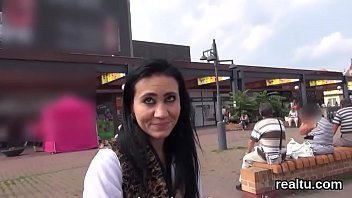 愛らしいチェコの女の子がショッピングセンターで誘惑され、ハメ撮りに侵入