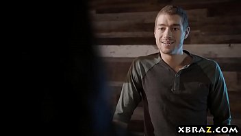 ボインの妻は彼の大きなペニスの友人と夫をだまします