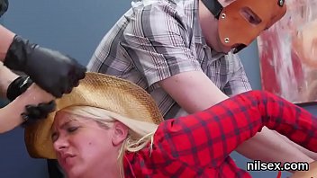 フリスキーティーンエイジャーは、痛みを伴う治療のために肛門の穴の亡命に連れて行かれました