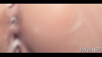 ソロの天使がかゆみを伴う口唇裂をこすります