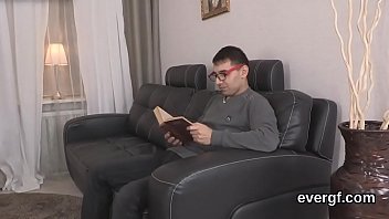 かわいそうな男は、陽気な仲間がハードキャッシュのために彼のガールフレンドをねじ込むことを許可します