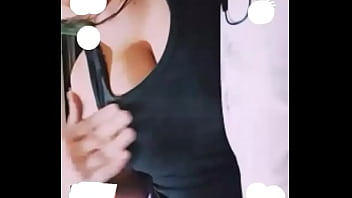 彼女の巨大なおっぱいを見せているベネズエラ