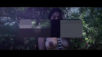 屋外でトップレスのセクシーなモデル-写真撮影