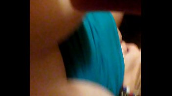KRSは彼女がどこでも潮吹きするまで彼女のクリトリスをこすります!!!