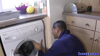 配管工のパイプに犯された上品なユーロ熟女