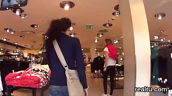 魅力的なチェコのティーンはショッピングセンターでからかわれて、ハメ撮りで突かれます