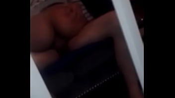寝室で乗馬セックスをしているカップル