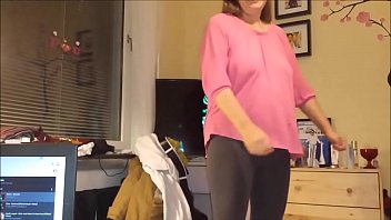 Бабушка в любительском видео хочет показать тебе, что у нее есть