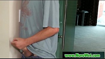 日本の巨乳マッサージ師がオーラルフェラとヌルマッサージをする25