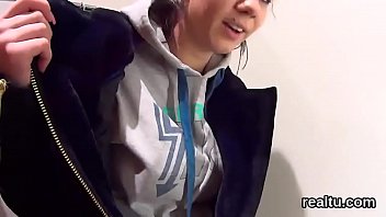 完璧なチェコのティーンエイジャーはスーパーマーケットでからかわれ、ハメ撮りで穴をあけられました