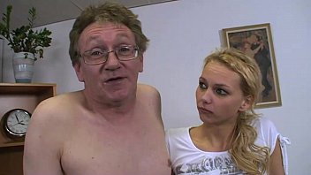 成熟した男がオフィスの机の上で犯されたかわいいブロンディ！