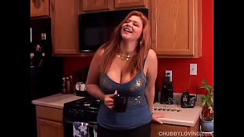 超かわいいぽっちゃり赤毛は彼女の濡れた猫をファックするのが大好きです