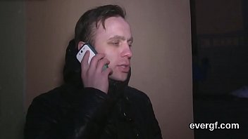 お世話になっている彼氏は、軽薄な仲間に彼のガールフレンドをドルで叩かせます