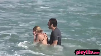十代の若者たちのビーチ旅行はモーテルでのグループセックス乱交で終わります
