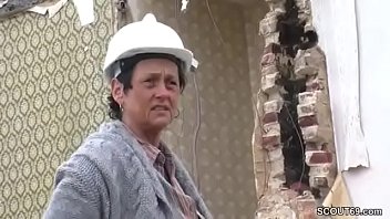 老人は建設現場で角質のお母さんとセックスします