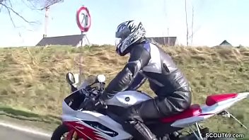 自転車ツアーの後に見知らぬ人に犯されたスキニードイツの熟女クラウディ