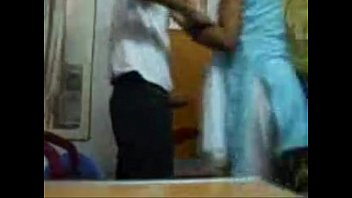 BF捕獲された女の子は雄鶏を吸って、おっぱいは吸うwww.porninspire.com