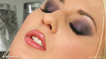 ジャスミンはギブミーピンクのハメ撮りスタイルで彼女の体を楽しんでいます