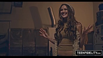 TEENFIDELITY Samantha Hayes получает полный рот спермы на Рождество