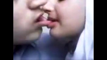 Lesbinesのホットでセクシーなキスはあなたが今まで見たことがないのを見なければなりません