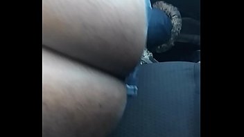 年上の雌犬は彼女の口の中でナッツを捕まえました