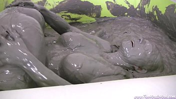 ミンディミンクと角質の泥風呂の女の子