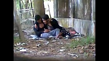 公共の公園で巨根を吸うデジかわいいインドの恋人