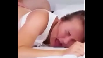後ろから犯されて大声で泣いている美しいブロンドのティーン（クロップド）。