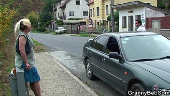 Он поднимает и трахает раком старую блондинку-бабушку