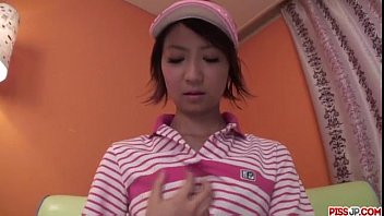 スポーティな日本人葉月ミリヤがおまんこにおもちゃを滑り込ませる