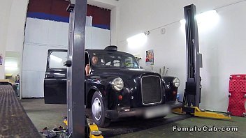 自動車整備士は彼の店で女性のタクシー運転手をファックします