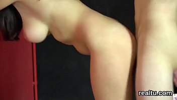愛らしいチェコの女の子がスーパーマーケットでからかわれ、ハメ撮りでドキドキ