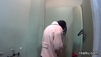 完璧なチェコのティーンはショッピングセンターで誘惑され、ハメ撮りで叩かれます