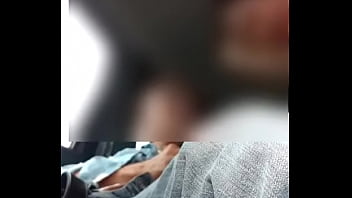妻がモーテルに行く途中で別の人を吸って、夫が運転している。