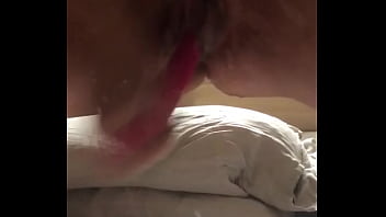 狂ったように何度も潮吹きするまで激しくパイズリする素人娘