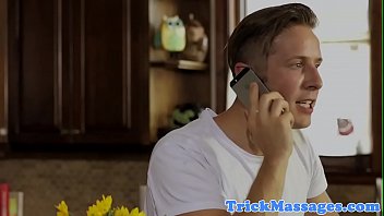 Массажистка изменяет бойфренду с клиентом в любительском видео