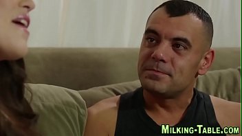 Массажистка мастурбирует игрушкой ее киску