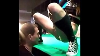アマチュアはステージで彼女の潮吹き能力を発揮します。