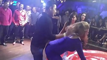 一人の男が熱いマットレスで二人の女性を幸せにする
