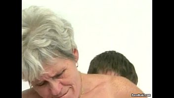 毛むくじゃらのおばあちゃんは若いコックを味わう