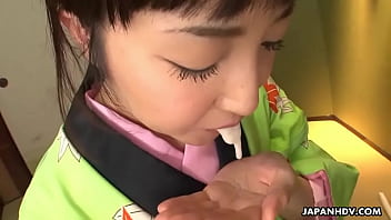 彼の直立した刺し傷を吸う着物のアジアの雌犬