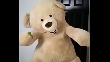 巨根のようにバナナを吸う巨乳の女の子