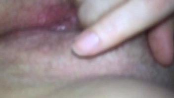 彼女のクリトリスを指で触れている妻はとても気持ちがいい