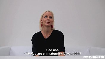 ブロンドの女の子は白いソファで犯される