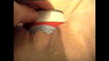 彼女の痛む猫のニーズを満たすためにビールの缶に固執する