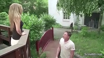 借金をめぐって家主に犯された小さなスリムなティーン